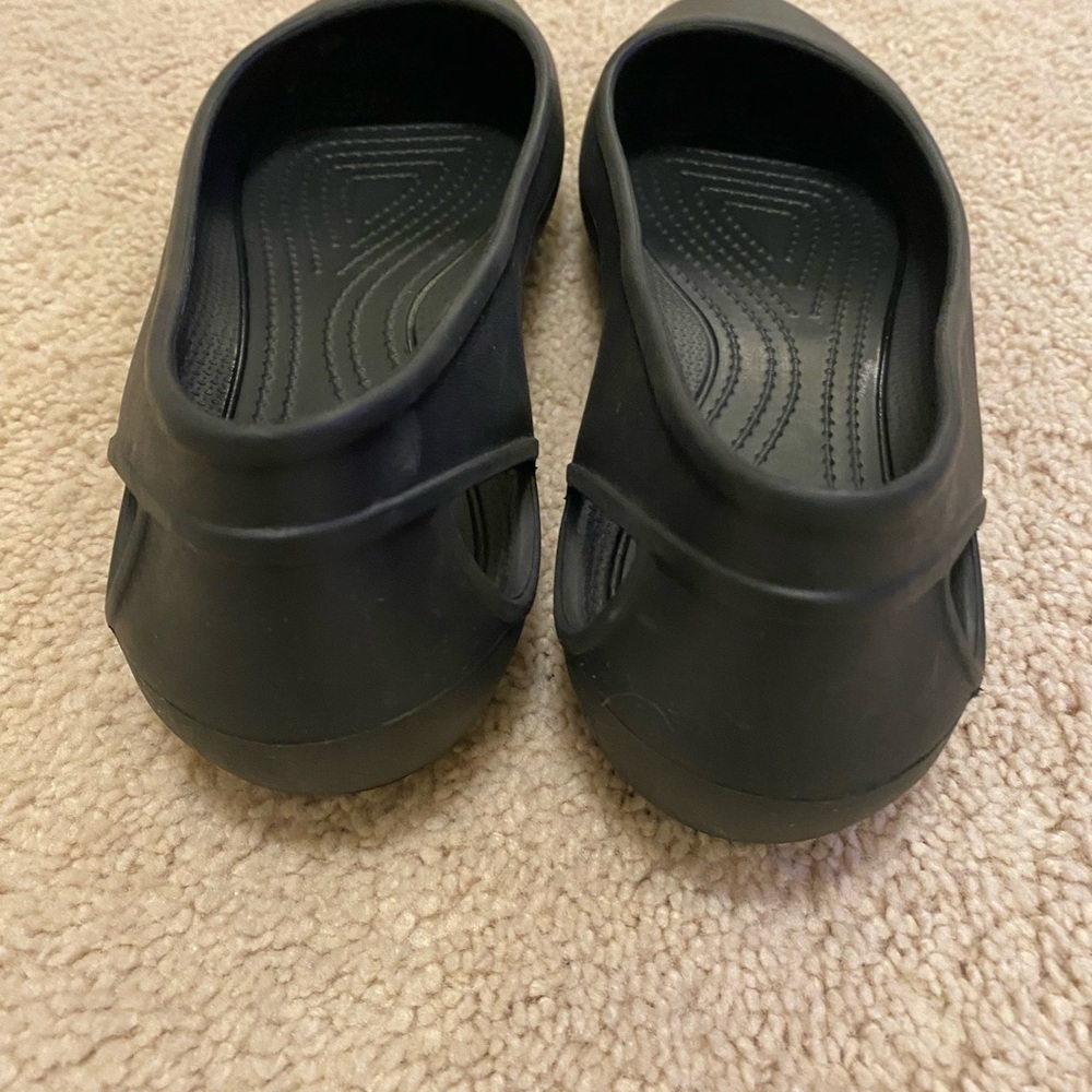 Crocs Women's Black Flats slip-on Crocs™ Laura Flat. Women size 8 - Picture 3 of 6